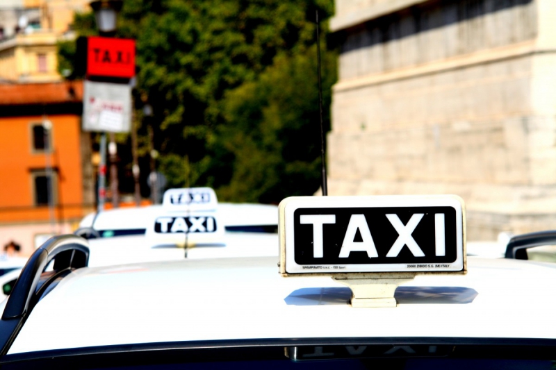 taxis-LA LONDE LES MAURES-min_taxi_auto_rome_road_white-1051610